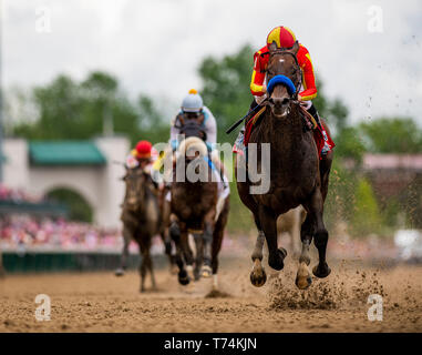 Louisville, Kentucky, USA. 3. Mai, 2019. LOUISVILLE, Kentucky - Mai 03: Mckinzie mit Mike Smith gewinnt den Alysheba Stangen bei Churchill Downs in Louisville, Kentucky am 03.Mai 2019. Evers/Eclipse Sportswire/CSM/Alamy leben Nachrichten Stockfoto