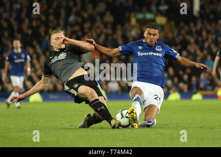 LIVERPOOL, ENGLAND 3. Mai Everton ist Dominic Calvert-Lewin konkurrieren für Besitz mit Burnley von Ben Mee während der Premier League Match zwischen Everton und Burnley an der Goodison Park, Liverpool am Freitag, 3. Mai 2019. (Credit: Tim Markland | MI Nachrichten) nur die redaktionelle Nutzung, eine Lizenz für die gewerbliche Nutzung erforderlich. Keine Verwendung in Wetten, Spiele oder einer einzelnen Verein/Liga/player Publikationen. Foto darf nur für Zeitung und/oder Zeitschrift redaktionelle Zwecke verwendet werden. Stockfoto