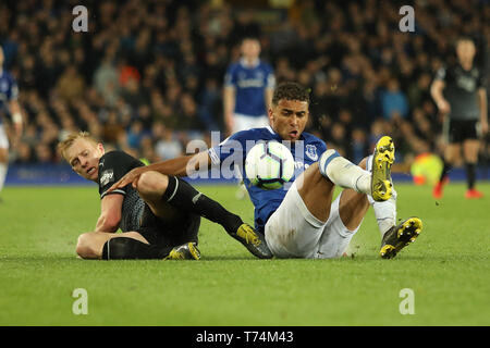 LIVERPOOL, ENGLAND 3. Mai Everton ist Dominic Calvert-Lewin konkurrieren für Besitz mit Burnley von Ben Mee während der Premier League Match zwischen Everton und Burnley an der Goodison Park, Liverpool am Freitag, 3. Mai 2019. (Credit: Tim Markland | MI Nachrichten) nur die redaktionelle Nutzung, eine Lizenz für die gewerbliche Nutzung erforderlich. Keine Verwendung in Wetten, Spiele oder einer einzelnen Verein/Liga/player Publikationen. Foto darf nur für Zeitung und/oder Zeitschrift redaktionelle Zwecke verwendet werden. Stockfoto