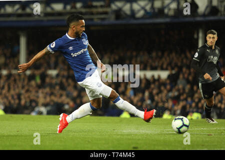 LIVERPOOL, ENGLAND 3. Mai Everton Theo Walcott versucht, einen Schuß während der Premier League Match zwischen Everton und Burnley an der Goodison Park, Liverpool am Freitag, 3. Mai 2019. (Credit: Tim Markland | MI Nachrichten) nur die redaktionelle Nutzung, eine Lizenz für die gewerbliche Nutzung erforderlich. Keine Verwendung in Wetten, Spiele oder einer einzelnen Verein/Liga/player Publikationen. Foto darf nur für Zeitung und/oder Zeitschrift redaktionelle Zwecke verwendet werden. Stockfoto