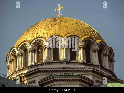 Sofia, Bulgarien. 2. Aug 1991. Die goldene Kuppel, im neobyzantinischen Stil, St. Alexander Newski Kathedrale in Sofia, Hauptstadt von Bulgarien, ist einer der größten orthodoxen Kathedralen und Christliche Kirche Gebäude der Welt und ist die wichtigste touristische Attraktion. Credit: Arnold Drapkin/ZUMA Draht/Alamy leben Nachrichten Stockfoto