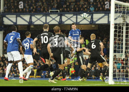 LIVERPOOL, ENGLAND 3. Mai Everton ist Michael Keane versucht eine Kopfzeile, in der Premier League Match zwischen Everton und Burnley an der Goodison Park, Liverpool am Freitag, 3. Mai 2019. (Credit: Tim Markland | MI Nachrichten) nur die redaktionelle Nutzung, eine Lizenz für die gewerbliche Nutzung erforderlich. Keine Verwendung in Wetten, Spiele oder einer einzelnen Verein/Liga/player Publikationen. Foto darf nur für Zeitung und/oder Zeitschrift redaktionelle Zwecke verwendet werden. Stockfoto