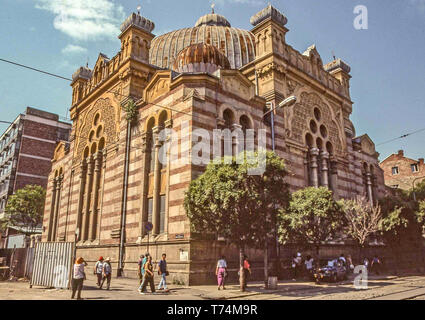 Sofia, Bulgarien. 2. Aug 1991. Die byzantinischen und Spanisch-maurischen Grand sephardische Synagoge, im Herzen von Sofia, Hauptstadt von Bulgarien, während des Zweiten Weltkriegs beschädigt, nie erhalten keine Wiederherstellung unter dem kommunistischen Regime. Die Arbeiten begannen im Jahre 1991, mit Israelischen spenden, die historische Struktur zu rehabilitieren, eine touristische Attraktion. Credit: Arnold Drapkin/ZUMA Draht/Alamy leben Nachrichten Stockfoto