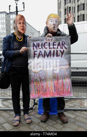 London, Greater London, UK. 3. Mai, 2019. Aktivisten werden gesehen, Theresa May und Donald Trump Masken während des Protestes. Anti-AKW-Aktivisten in London versammelt gegenüber Westminster Abbey gegen ein Service der Danksagung für die Royal Navy organisierte bis 50 Jahre der britischen U-Boot-basierte atomwaffen zu protestieren. Anti-AKW-Aktivisten durchgeführt ein 'die-in'' außerhalb der Westminster Abbey, die die Opfer der nuklearen Krieg. Quelle: Andres Pantoja/SOPA Images/ZUMA Draht/Alamy leben Nachrichten Stockfoto