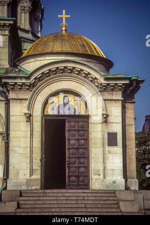 Sofia, Bulgarien. 2. Aug 1991. Seitentür zum Gold gewölbt, im neobyzantinischen Stil, St. Alexander Newski Kathedrale in Sofia, Hauptstadt von Bulgarien, eines der größten orthodoxen Kathedralen und Christliche Kirche Gebäude der Welt und eine touristische Attraktion. Credit: Arnold Drapkin/ZUMA Draht/Alamy leben Nachrichten Stockfoto