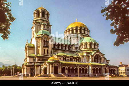 Sofia, Bulgarien. 2. Aug 1991. Die goldene Kuppel, im neobyzantinischen Stil, St. Alexander Newski Kathedrale in Sofia, Hauptstadt von Bulgarien, ist einer der größten orthodoxen Kathedralen und Christliche Kirche Gebäude der Welt und ist die wichtigste touristische Attraktion. Credit: Arnold Drapkin/ZUMA Draht/Alamy leben Nachrichten Stockfoto