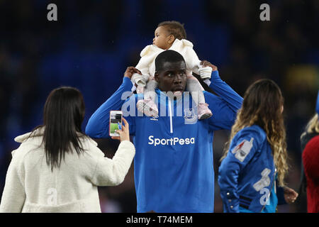 Kurt Zouma von Everton erhält sein Foto mit der Familie am Ende des Spiels. Premier League match, Everton v Burnley im Goodison Park in Liverpool am Freitag, 3. Mai 2019. Dieses Bild dürfen nur für redaktionelle Zwecke verwendet werden. Nur die redaktionelle Nutzung, eine Lizenz für die gewerbliche Nutzung erforderlich. Keine Verwendung in Wetten, Spiele oder einer einzelnen Verein/Liga/player Publikationen. pic von Chris Stading/Andrew Orchard sport Fotografie/Alamy leben Nachrichten Stockfoto