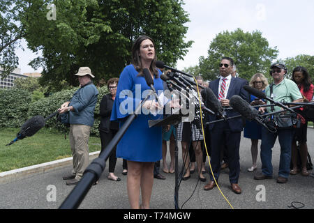 Washington, District of Columbia, USA. 3. Mai, 2019. Pressesprecher des Weißen Hauses, SARAH SANDERS Antworten auf Fragen von Journalisten, darunter auch Präsident des Trump einstündigen Gespräch mit dem russischen Präsidenten Wladimir Putin, eine bevorstehende Reise in die Türkei, und Gespräch ist Trumpf mit Putin auf dem Mueller Bericht, Mai 3, 2019 Quelle: Douglas Christian/ZUMA Draht/Alamy leben Nachrichten Stockfoto