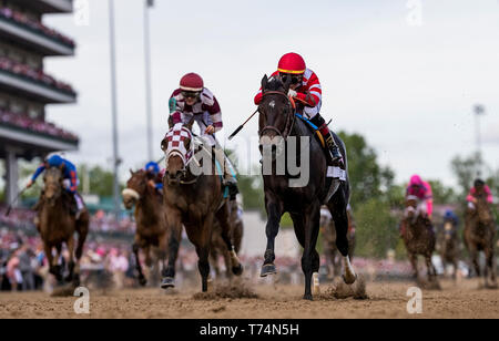 Louisville, Kentucky, USA. 3. Mai, 2019. LOUISVILLE, Kentucky - Mai 03: Serengeti Kaiserin mit Jose Ortiz gewinnt den Kentucky Eichen in der Churchill Downs in Louisville, Kentucky am 03.Mai 2019. Evers/Eclipse Sportswire/CSM/Alamy leben Nachrichten Stockfoto