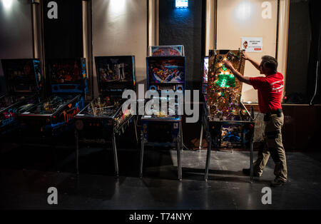 München, Deutschland. 03 Mai, 2019. Ein Besatzungsmitglied wartet auf einen Flipper vor dem Start der Deutschen Pinball Meisterschaft. Credit: Lino Mirgeler/dpa/Alamy leben Nachrichten Stockfoto