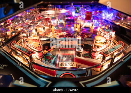 München, Deutschland. 03 Mai, 2019. Eine Kugel in einem Flipperautomaten gespielt. Die deutsche Pinball Meisterschaft beginnt am 04.05.2019 in Bayern. Credit: Lino Mirgeler/dpa/Alamy leben Nachrichten Stockfoto