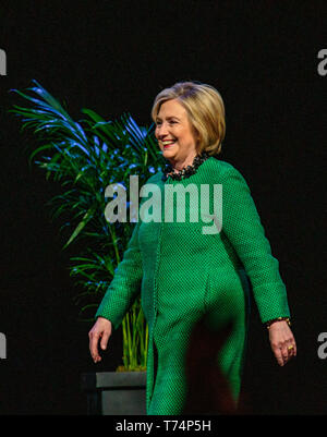 Seattle, Washington, USA. 03 Mai, 2019. Ehemalige Presidential candidate, ehemalige First Lady und ehemalige Außenministerin Hillary Rodham Clinton sprechen zu einer Masse bei WaMU Theater am 03.Mai 2019 in Seattle, Washington. Foto Xander Deccio/imageSPACE/MediaPunch Credit: MediaPunch Inc/Alamy leben Nachrichten Stockfoto