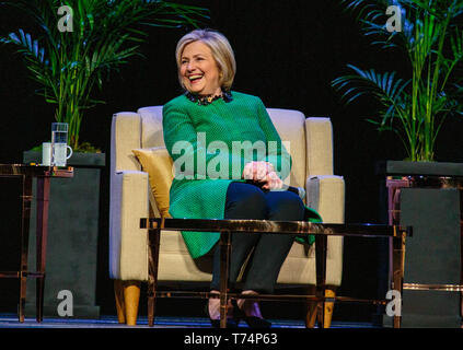 Seattle, Washington, USA. 03 Mai, 2019. Ehemalige Presidential candidate, ehemalige First Lady und ehemalige Außenministerin Hillary Rodham Clinton sprechen zu einer Masse bei WaMU Theater am 03.Mai 2019 in Seattle, Washington. Foto Xander Deccio/imageSPACE/MediaPunch Credit: MediaPunch Inc/Alamy leben Nachrichten Stockfoto