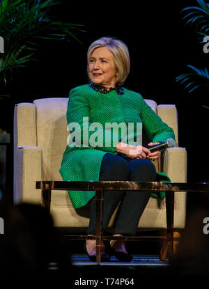 Seattle, Washington, USA. 03 Mai, 2019. Ehemalige Presidential candidate, ehemalige First Lady und ehemalige Außenministerin Hillary Rodham Clinton sprechen zu einer Masse bei WaMU Theater am 03.Mai 2019 in Seattle, Washington. Foto Xander Deccio/imageSPACE/MediaPunch Credit: MediaPunch Inc/Alamy leben Nachrichten Stockfoto