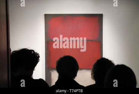 New York, USA. 03 Mai, 2019. Bei Sotheby's Besucher Blick auf ein Gemälde (unbenannte) von Mark Rothko. Das Auktionshaus Sotheby's hat seine konvertiert Galerien in New York mit einer Ausstellung eröffnet. Sotheby's ist derzeit mit einer Reihe von Gemälden von Picasso und Monet, unter anderem in den neuen Räumen vor der Auktion Mitte Mai. Credit: Benno Schwinghammer/dpa/Alamy leben Nachrichten Stockfoto