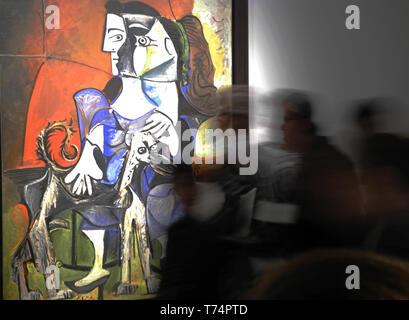 New York, USA. 03 Mai, 2019. Bei Sotheby's, können Besucher femme das Gemälde "au Chien bewundern" von Pablo Picasso. Das Auktionshaus Sotheby's hat seine konvertiert Galerien in New York mit einer Ausstellung eröffnet. Sotheby's ist derzeit mit einer Reihe von Gemälden von Picasso und Monet, unter anderem in den neuen Räumen vor der Auktion Mitte Mai. Credit: Benno Schwinghammer/dpa/Alamy leben Nachrichten Stockfoto