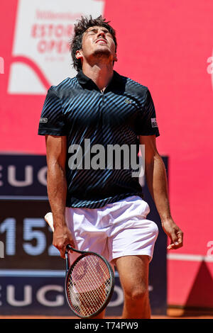 Estoril, Portugal. 03 Mai, 2019. João Domingues aus Portugal spielt gegen Stefanos Tsitsipas aus Griechenland während des Tages 7 von Millennium Estoril Open 2019. Credit: SOPA Images Limited/Alamy leben Nachrichten Stockfoto