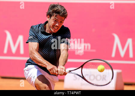 Estoril, Portugal. 03 Mai, 2019. João Domingues aus Portugal spielt gegen Stefanos Tsitsipas aus Griechenland während des Tages 7 von Millennium Estoril Open 2019. Credit: SOPA Images Limited/Alamy leben Nachrichten Stockfoto