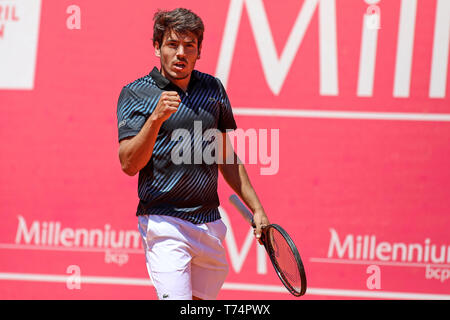 Estoril, Portugal. 03 Mai, 2019. João Domingues aus Portugal spielt gegen Stefanos Tsitsipas aus Griechenland während des Tages 7 von Millennium Estoril Open 2019. Credit: SOPA Images Limited/Alamy leben Nachrichten Stockfoto