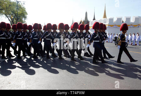 Royal Guards geht in Grand Palace vor der Krönung von Thailands König Maha Vajiralongkorn Bodindradebayavarangkun (Rama X) in Bangkok. Stockfoto