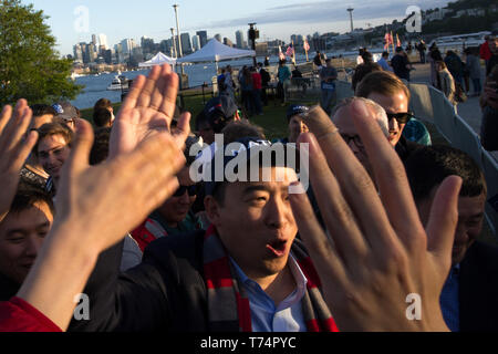 Seattle, Washington, USA. 3. Mai, 2019. Die demokratischen US-Präsidentschaftskandidaten Andrew Yang, high-fives Verfechter bei einer Wahlkampfveranstaltung am Gaswerk Park in Seattle, Washington, am 3. Mai 2019. Credit: Karen Ducey/ZUMA Draht/Alamy leben Nachrichten Stockfoto