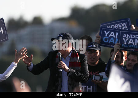 Seattle, Washington, USA. 3. Mai, 2019. Die demokratischen US-Präsidentschaftskandidaten Andrew Yang, spricht auf einer Kundgebung am Gaswerk Park in Seattle, Washington, am 3. Mai 2019. Credit: Karen Ducey/ZUMA Draht/Alamy leben Nachrichten Stockfoto