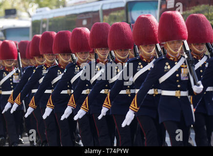 Bangkok, Thailand. 4. Mai, 2019. Royal Guards zu Fuß in die Grand Palace vor der Krönung von Thailands König Maha Vajiralongkorn Bodindradebayavarangkun (Rama X) in Bangkok. Credit: chaiwat Subprasom/SOPA Images/ZUMA Draht/Alamy leben Nachrichten Stockfoto