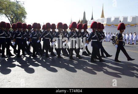 Bangkok, Thailand. 4. Mai, 2019. Royal Guards geht in Grand Palace vor der Krönung von Thailands König Maha Vajiralongkorn Bodindradebayavarangkun (Rama X) in Bangkok. Credit: chaiwat Subprasom/SOPA Images/ZUMA Draht/Alamy leben Nachrichten Stockfoto