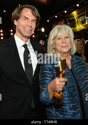 Berlin, Deutschland. 03 Mai, 2019. Die Regisseurin und Schauspielerin Margarethe von Trotta und ihr Sohn Felix Moeller sind erfreut, den 69. Deutschen Filmpreis "Lola" für besondere Verdienste um den deutschen Film verliehen werden. Foto: Jens Kalaene/dpa-Zentralbild/dpa/Alamy leben Nachrichten Stockfoto