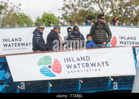 London, Großbritannien. 4. Mai, 2019. Touristen in Klein Venedig am jährlichen Festzug das Landesinnere der Wasserstraßen Verband der Kanalboote am Canalway Kavalkade Festival in Little Venice, West London über das Feiertagswochenende im Mai. Credit: Amer ghazzal/Alamy leben Nachrichten Stockfoto