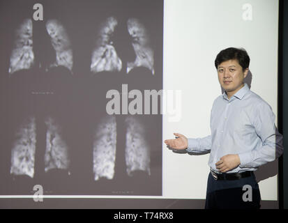 (190504) - Wuhan, 4. Mai 2019 (Xinhua) - Zhou Xin posiert für ein Foto mit der menschlichen Lunge Magnetresonanztomographie Bilder in Wuhan Institut für Physik und Mathematik der Chinesischen Akademie der Wissenschaften in Wuhan, der Hauptstadt der Provinz Hubei in Zentralchina, 19. April 2019. Professor Zhou Xin ist der stellvertretende Direktor des Wuhan Institut für Physik und Mathematik der Chinesischen Akademie der Wissenschaften, State Key Laboratory der magnetischen Resonanz und Atom- und Molekülphysik, und ein nationales Zentrum für magnetische Resonanz in Wuhan. Er ist in ultrasensitive Magnetresonanztomographie (MRT) Instrumente, Techniken interessiert Stockfoto