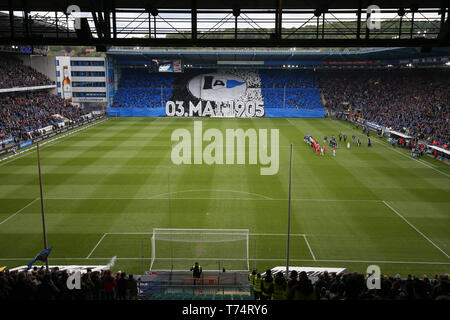 Bielefeld, Deutschland. 03 Mai, 2019. 2. Fussball Bundesliga, Arminia Bielefeld - SC Paderborn 07 32. Spieltag in der Schüco Arena. Die fans von Bielefeld zeigen eine Choreographie im Stadion vor dem Spiel. Credit: Friso Gentsch/dpa - WICHTIGER HINWEIS: In Übereinstimmung mit den Anforderungen der DFL Deutsche Fußball Liga oder der DFB Deutscher Fußball-Bund ist es untersagt, zu verwenden oder verwendet Fotos im Stadion und/oder das Spiel in Form von Bildern und/oder Videos - wie Foto Sequenzen getroffen haben./dpa/Alamy leben Nachrichten Stockfoto