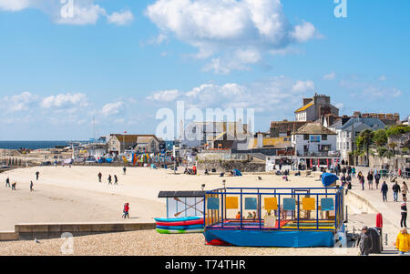 Lyme Regis, Dorset, Großbritannien. 4. Mai, 2019. UK Wetter: einen hellen und sonnigen Start in einem kühlen Bank Holiday in Lyme Regis, da die Temperaturen sinken. Besucher tapfer die kühle Brise der klaren blauen Himmel und Sonne am Strand von Lyme Regis zu genießen Trotz der beißend kalten Wind und eiskalt. Kalte arktische Luft ist ein kalter Witterung vorne über den größten Teil des Landes über die frühen May Bank Holiday Wochenende zu bringen. Credit: Celia McMahon/Alamy leben Nachrichten Stockfoto