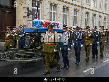 Luxemburg, Luxemburg. 04 Mai, 2019. Der Sarg mit Großherzog Jean auf eine Haubitze aus dem Zweiten Weltkrieg zur Kirche Notre Dame, wo es bei einem Staatsbegräbnis beigesetzt ist. Der ehemalige Staatschef des Großherzogtums (1964 bis 2000) im Alter von 98 Jahren gestorben. Credit: Harald Tittel/dpa/Alamy leben Nachrichten Stockfoto