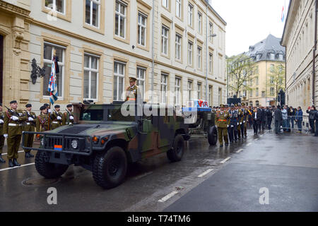 Luxemburg, Luxemburg. 04 Mai, 2019. Der Sarg mit Großherzog Jean auf eine Haubitze aus dem Zweiten Weltkrieg zur Kirche Notre Dame, wo es bei einem Staatsbegräbnis beigesetzt ist. Der ehemalige Staatschef des Großherzogtums (1964 bis 2000) im Alter von 98 Jahren gestorben. Credit: Harald Tittel/dpa/Alamy leben Nachrichten Stockfoto