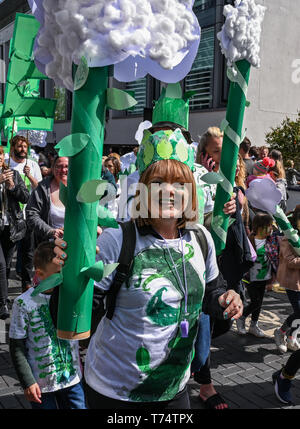 Brighton UK 4. Mai 2019 - Tausende von Schülern, Lehrern und Eltern an der jährlichen Brighton Festival Kinder Parade durch die Stadt mit dem Thema "Märchen aus aller Welt". Organisiert von der gleichen Himmel Arts Group die Parade startet traditionell von dem 3 Woche arts Festival mit diesem Jahre Gast Direktor der Singer Songwriter Rokia Traore. Foto: Simon Dack/Alamy leben Nachrichten Stockfoto