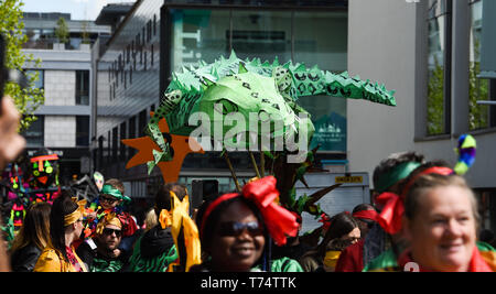 Brighton UK 4. Mai 2019 - Tausende von Schülern, Lehrern und Eltern an der jährlichen Brighton Festival Kinder Parade durch die Stadt mit dem Thema "Märchen aus aller Welt". Organisiert von der gleichen Himmel Arts Group die Parade startet traditionell von dem 3 Woche arts Festival mit diesem Jahre Gast Direktor der Singer Songwriter Rokia Traore. Foto: Simon Dack/Alamy leben Nachrichten Stockfoto