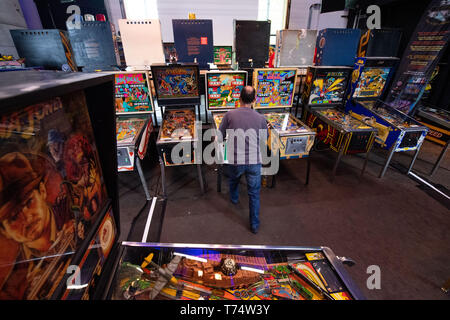 München, Deutschland. 03 Mai, 2019. Marco Wopkes, Turnier Spieler und Helfer, spielt auf einem flipperautomaten am Schauplatz der Deutschen Pinball Meisterschaft vor dem Start. Die deutsche Pinball Meisterschaft beginnt am 04.05.2019 in Bayern. Credit: Lino Mirgeler/dpa/Alamy leben Nachrichten Stockfoto