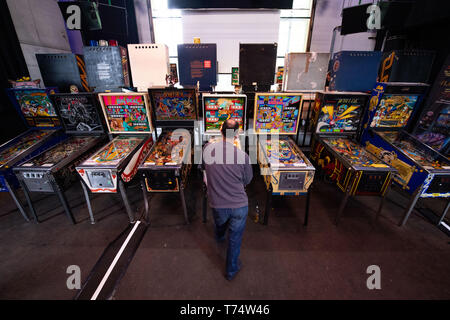 München, Deutschland. 03 Mai, 2019. Marco Wopkes, Turnier Spieler und Helfer, spielt auf einem flipperautomaten am Schauplatz der Deutschen Pinball Meisterschaft vor dem Start. Die deutsche Pinball Meisterschaft beginnt am 04.05.2019 in Bayern. Credit: Lino Mirgeler/dpa/Alamy leben Nachrichten Stockfoto