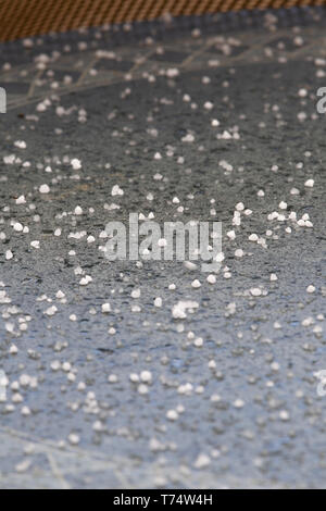 Northampton, Northamptnshire. 4. Mai 2019. Wetter. Hagelkorn Mittag heute Dusche, sehr kalt heute Morgen tempretures mit sonnigen Abschnitten. Credit: Keith J Smith./Alamy leben Nachrichten Stockfoto