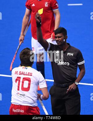 London, Großbritannien. 4. Mai, 2019. Der Schiedsrichter zeigt Marc Salles (Spanien) die Gelbe Karte. Großbritannien/Spanien. Mens Hockey. FIH-pro Liga. Lee Valley Hockey und Tennis Center. London. UK. 04.05.2019. Credit: Sport in Bildern/Alamy Live News Credit: Sport in Bildern/Alamy leben Nachrichten Stockfoto