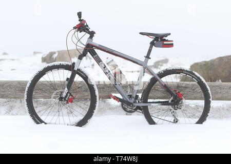 Schierke, Deutschland. 04 Mai, 2019. Ein Fahrrad des Herstellers steht Bullen auf dem Brocken. In der Nacht gibt es Schneefälle in der oberen Low Mountain region. Credit: Matthias Bein/dpa-Zentralbild/dpa/Alamy leben Nachrichten Stockfoto