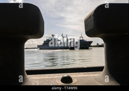Wilhelmshaven, Deutschland. 04 Mai, 2019. Nach fünf Monaten Dienst in der Ägäis, die task force Lieferant 'Bonn' kehrt in seinen Heimathafen. Die naval Schiff hatte an einer NATO-Mission in die Ägäis beteiligt und unterstützt die Küstenwache der Türkei und Griechenland gibt. Credit: mohssen Assanimoghaddam/dpa/Alamy leben Nachrichten Stockfoto