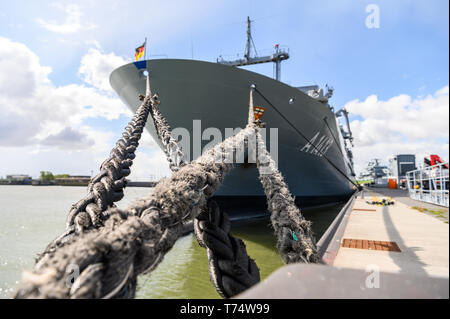 Wilhelmshaven, Deutschland. 04 Mai, 2019. Nach der Rückkehr aus der Ägäis, die task force Lieferant 'Bonn' ist zurück in seinen Heimathafen. Die naval Schiff hatte an einer NATO-Mission in die Ägäis beteiligt und unterstützt die Küstenwache der Türkei und Griechenland gibt. Credit: mohssen Assanimoghaddam/dpa/Alamy leben Nachrichten Stockfoto