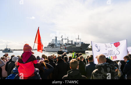 Wilhelmshaven, Deutschland. 04 Mai, 2019. Mitglieder der Marines zusehen, wie die 'Bonner "Task force Lieferanten zu seinen Heimathafen zurück. Die naval Schiff hatte an einer NATO-Mission in die Ägäis beteiligt und unterstützt die Küstenwache der Türkei und Griechenland gibt. Credit: mohssen Assanimoghaddam/dpa/Alamy leben Nachrichten Stockfoto