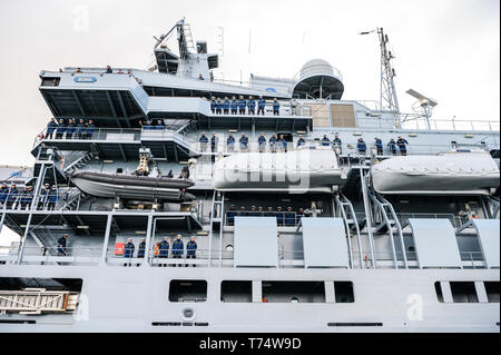 Wilhelmshaven, Deutschland. 04 Mai, 2019. Marine Soldaten stehen auf Deck während der Rückkehr der Task force Lieferant 'Bonn'. Die naval Schiff hatte an einer NATO-Mission in die Ägäis beteiligt und unterstützt die Küstenwache der Türkei und Griechenland gibt. Credit: mohssen Assanimoghaddam/dpa/Alamy leben Nachrichten Stockfoto