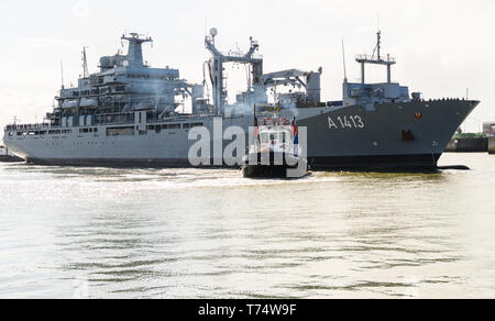 Wilhelmshaven, Deutschland. 04 Mai, 2019. Nach fünf Monaten Dienst in der Ägäis, die task force Lieferant 'Bonn' kehrt in seinen Heimathafen. Die naval Schiff hatte an einer NATO-Mission in die Ägäis beteiligt und unterstützt die Küstenwache der Türkei und Griechenland gibt. Credit: mohssen Assanimoghaddam/dpa/Alamy leben Nachrichten Stockfoto
