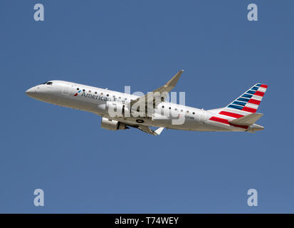 Los Angelese, Kalifornien, USA. 30 Aug, 2015. American Eagle (Flug durch Compass Airlines) Embraer 170 gesehen vom Los Angeles Int'l Airport. Credit: Fabrizio Gandolfo/SOPA Images/ZUMA Draht/Alamy leben Nachrichten Stockfoto