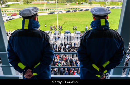 Wilhelmshaven, Deutschland. 04 Mai, 2019. Zwei Marines des Einsatzgruppenversorgers "Bonn", stand nach Ihrer Rückkehr auf dem Schiff und an den wartenden Verwandten am Naval Port suchen. Die naval Schiff hatte an einer NATO-Mission in die Ägäis beteiligt und unterstützt die Küstenwache der Türkei und Griechenland gibt. Credit: mohssen Assanimoghaddam/dpa/Alamy leben Nachrichten Stockfoto