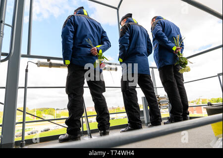 Wilhelmshaven, Deutschland. 04 Mai, 2019. Marines der Stand des Einsatzgruppenversorgers "Bonn" nach Ihrer Rückkehr auf dem Schiff und Blick auf die wartenden Verwandten am Marinehafen. Die naval Schiff hatte an einer NATO-Mission in die Ägäis beteiligt und unterstützt die Küstenwache der Türkei und Griechenland gibt. Credit: mohssen Assanimoghaddam/dpa/Alamy leben Nachrichten Stockfoto